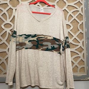 Long sleeve shirt with camo detail